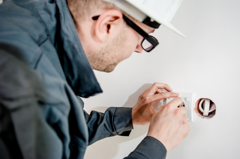 maconnerie-AIGUINES-min_electrician-1080561